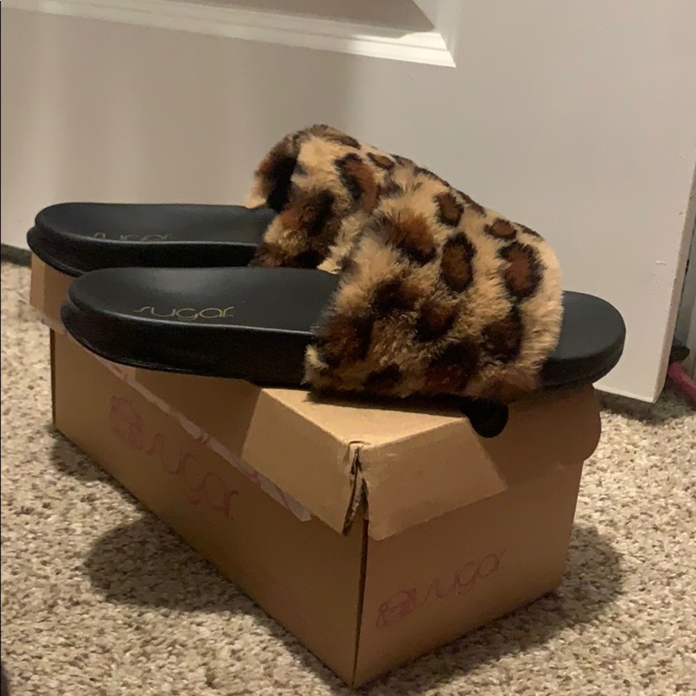Brand new leopard fur slides